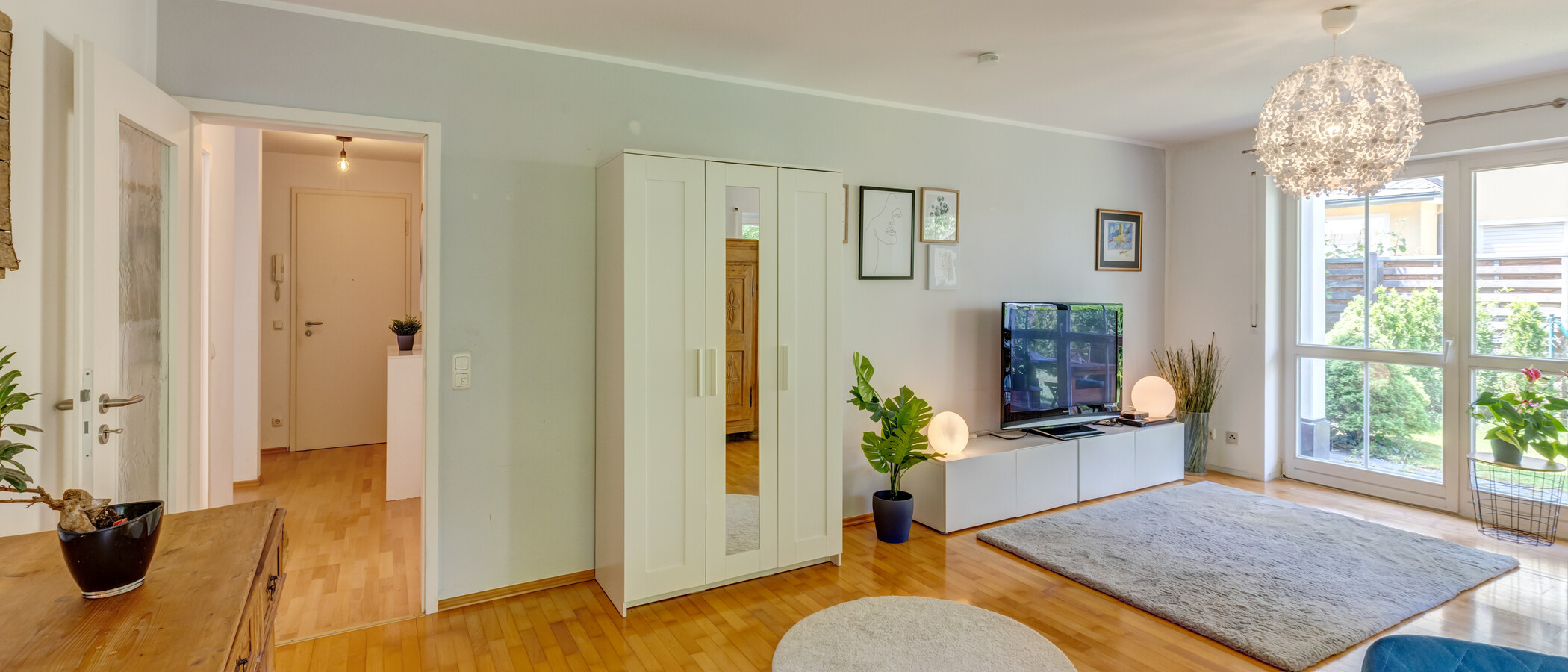 apartment with garden 	 München Pasing 03 living area 14874