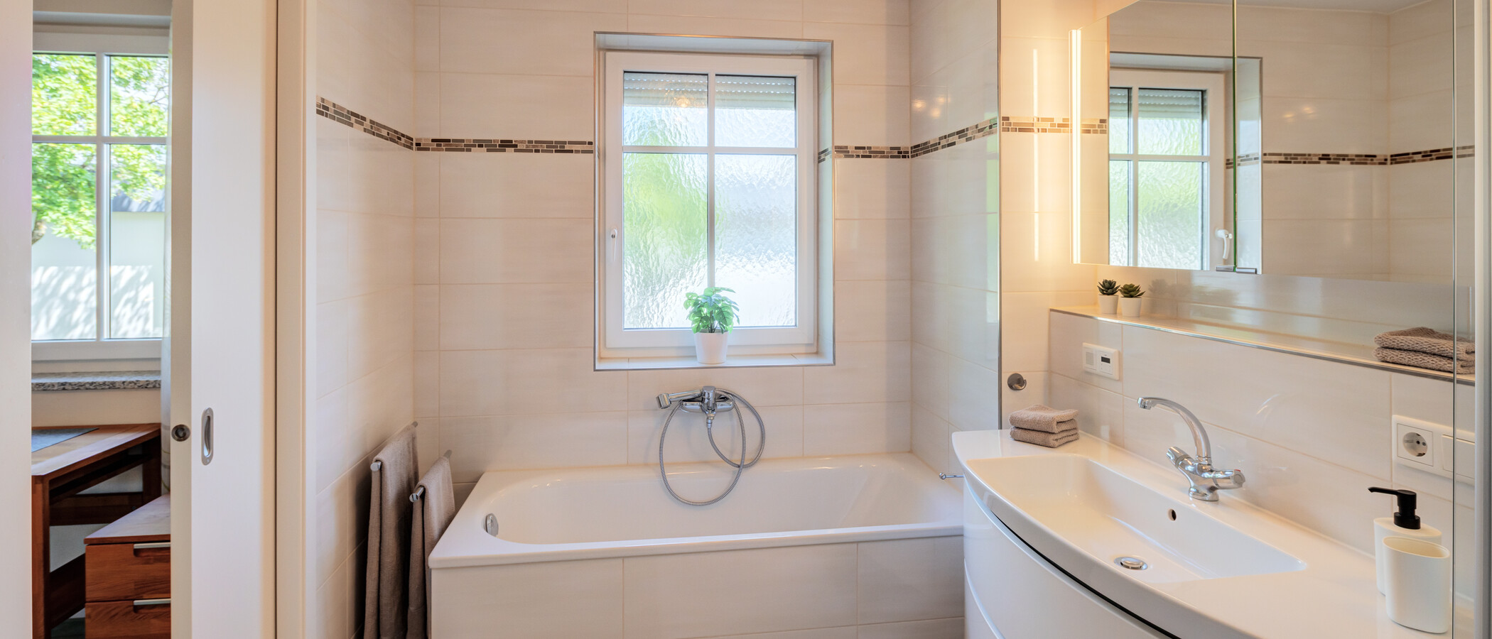 apartment München Moosach 01 bathroom 14883