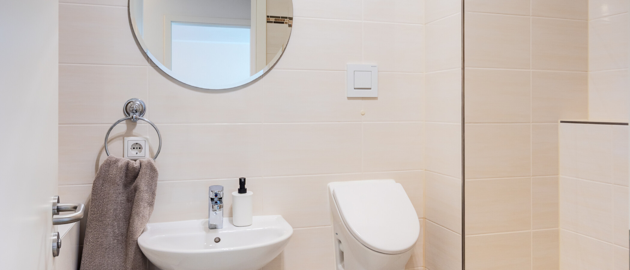 apartment München Moosach 01 guest toilet 14883
