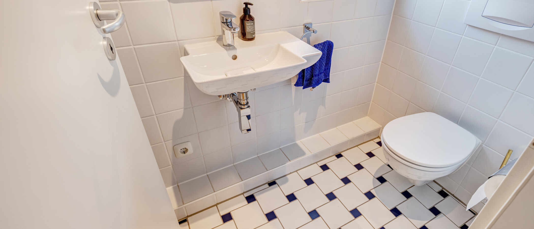 gallery apartment  München Maxvorstadt 02 guest toilet 14890