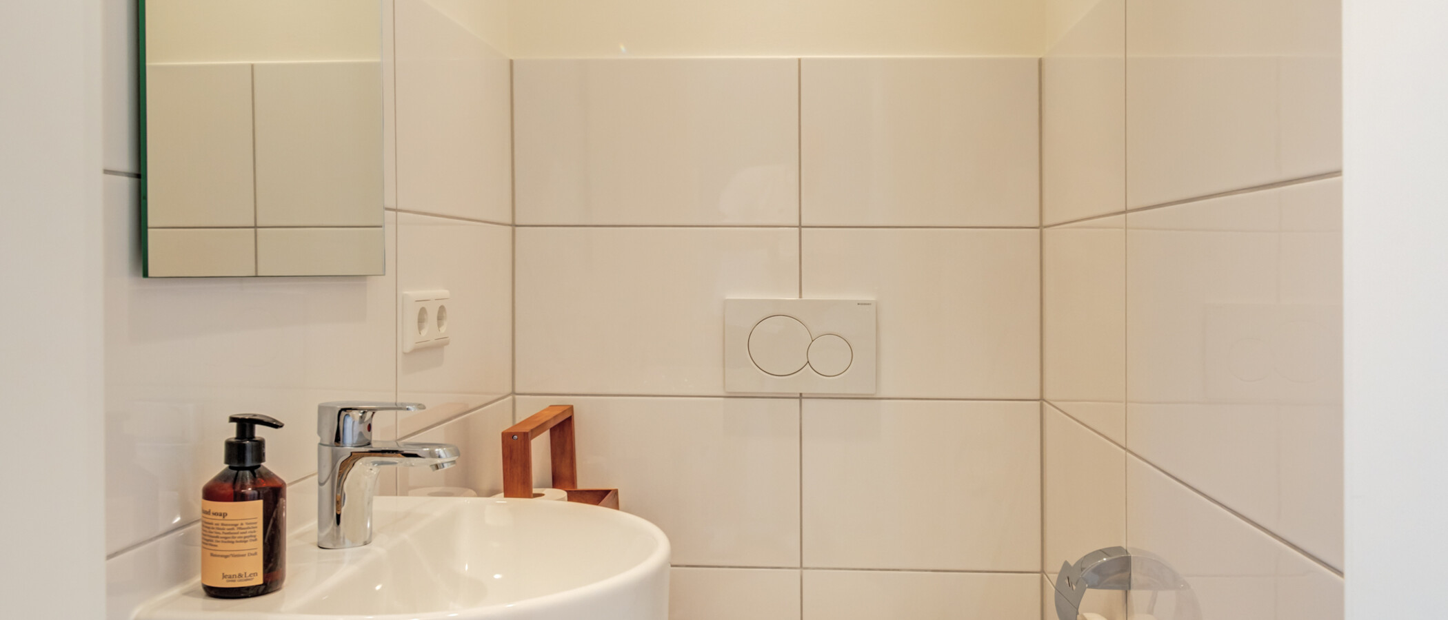 maisonette München Schwabing 01 guest toilet 14908