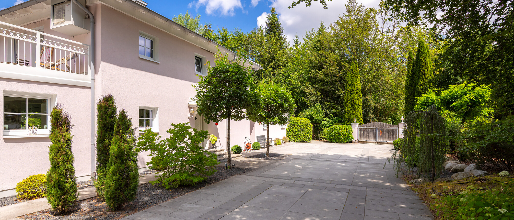 villa Oberhaching 01 Courtyard entrance 14925