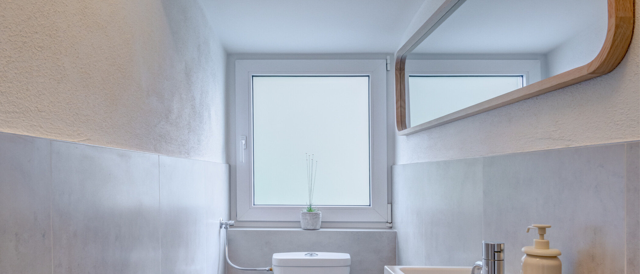 attic apartment München Harlaching 01 separate toilet 14993