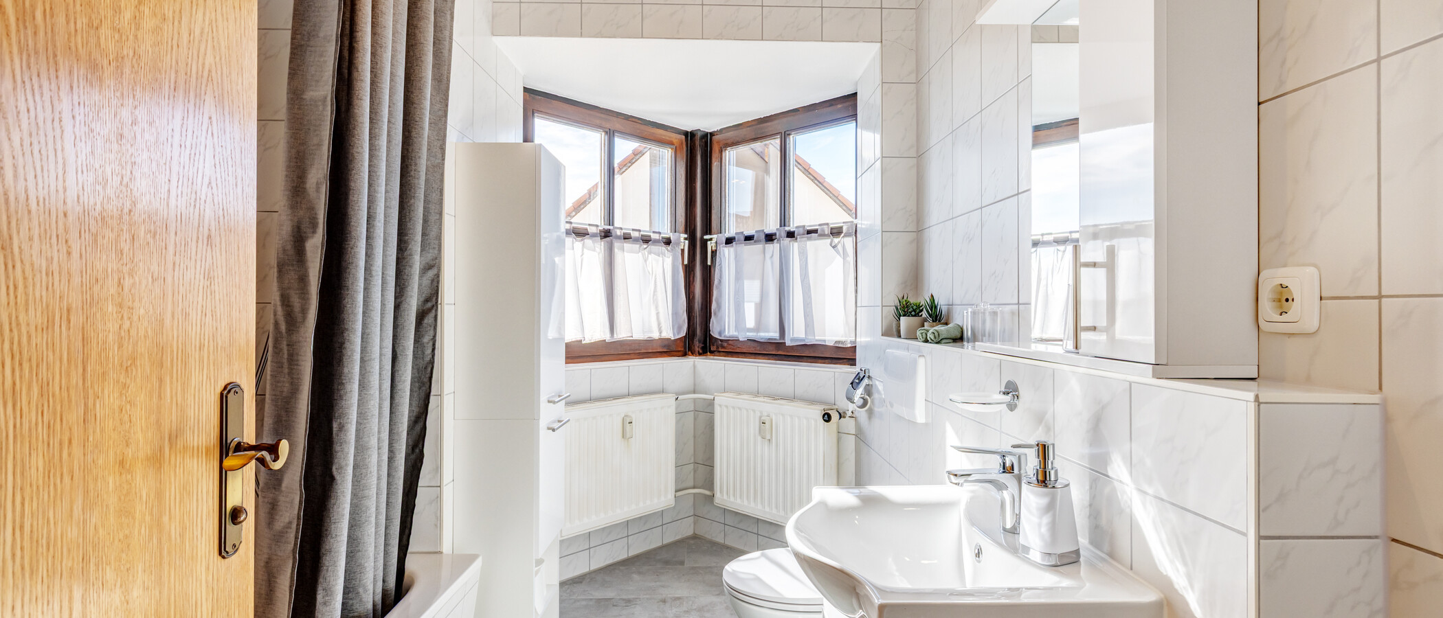 attic apartment Eching 01 bathroom 15004