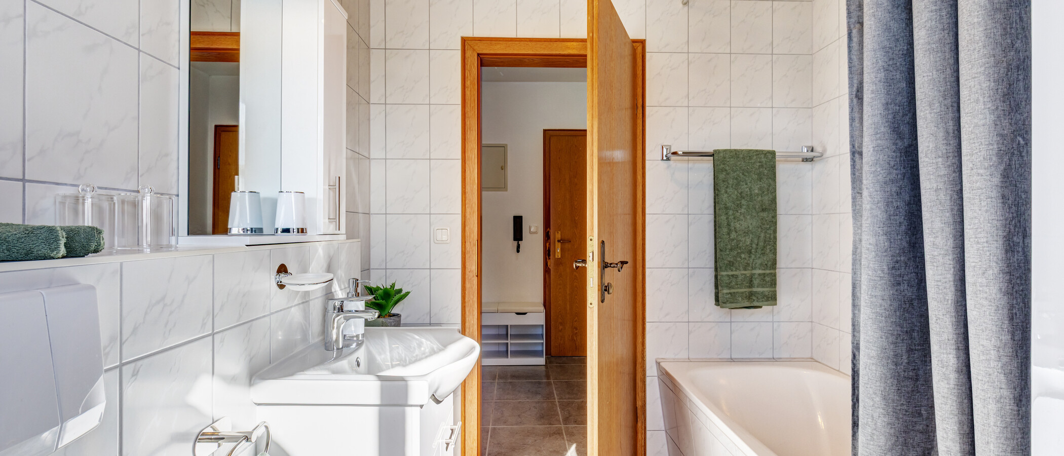 attic apartment Eching 02 bathroom 15004