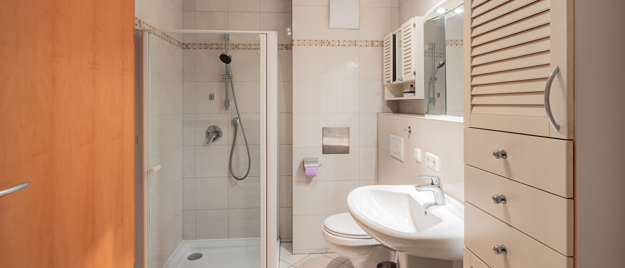 apartment with garden 	 München Feldmoching 01 bathroom 15007