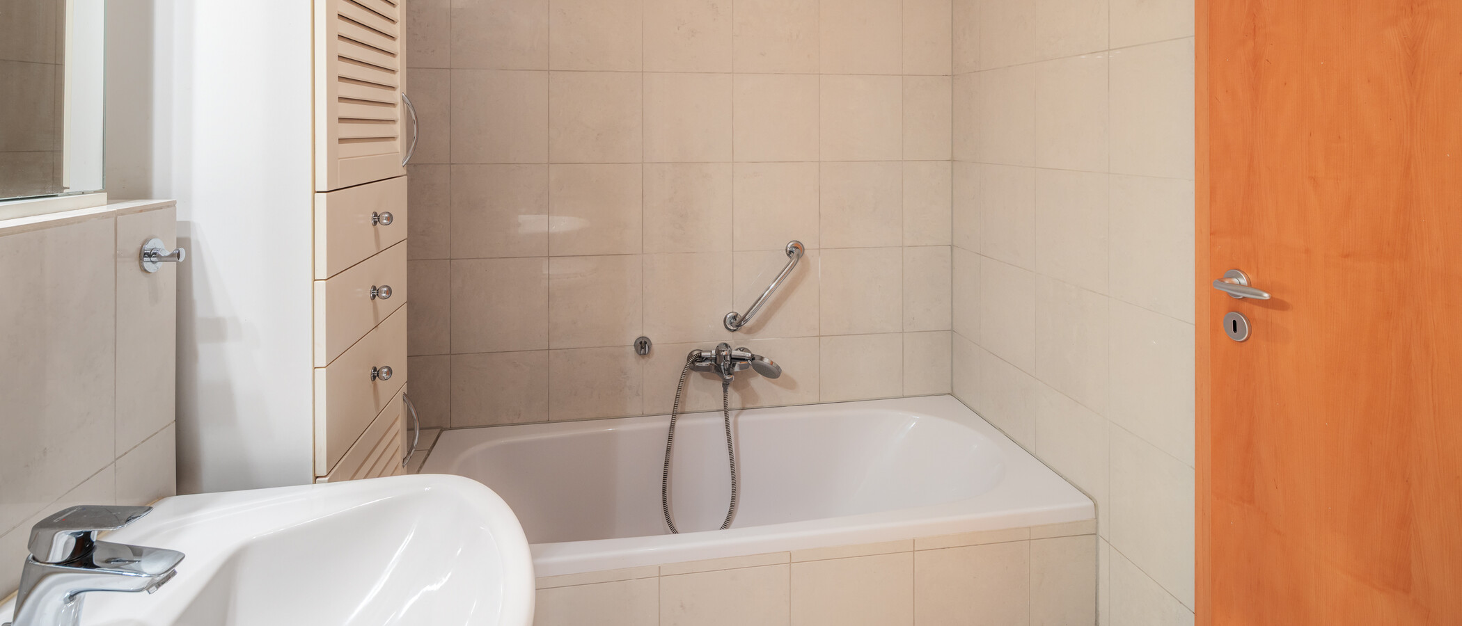 apartment with garden 	 München Feldmoching 03 bathroom 15007
