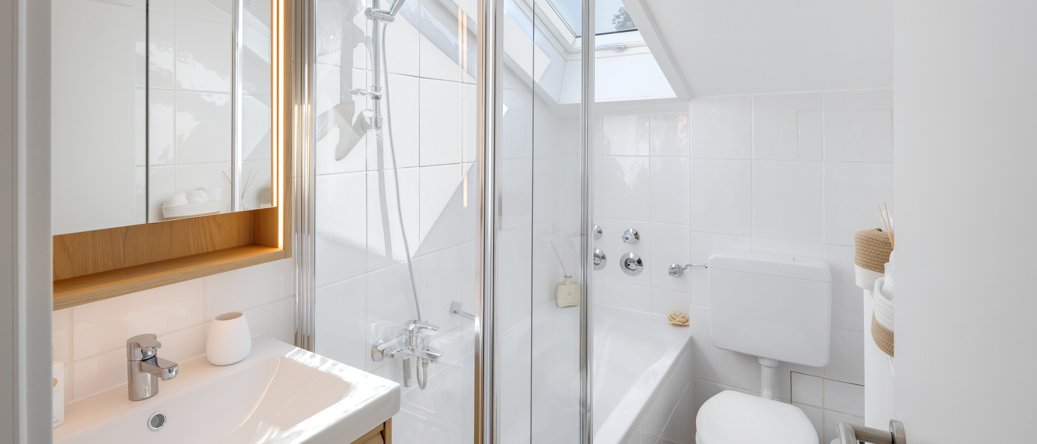 attic apartment Gmund am Tegernsee 01 bathroom 15021