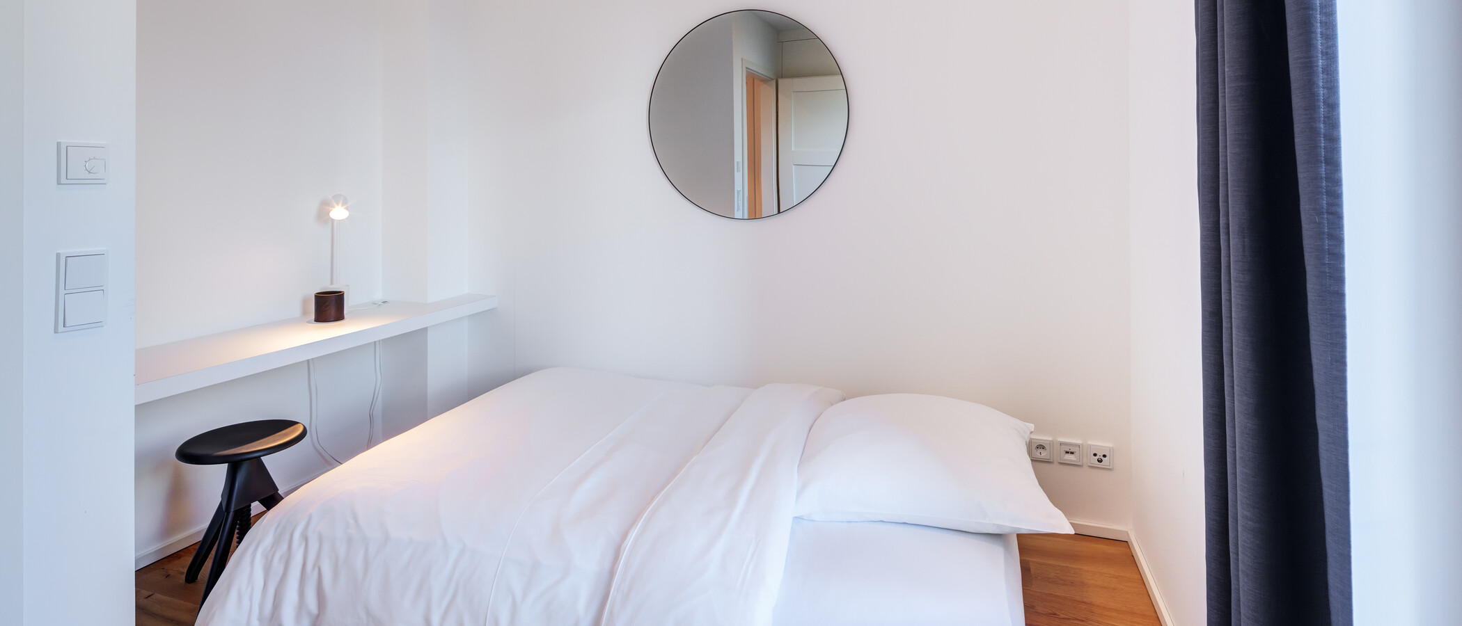 apartment München Schwanthalerhöhe 02 Workspace/Guestroom 15033