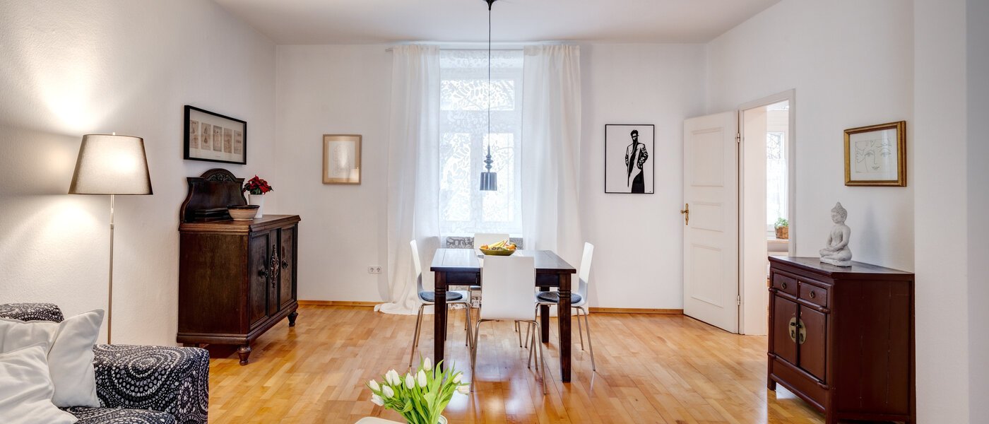 apartment München Neuhausen 02 living room 1537