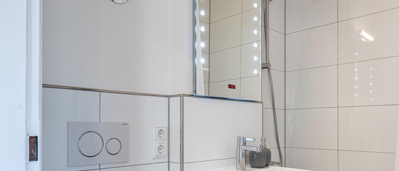 apartment München Schwabing-Georgenschwaige 01 bathroom 1561