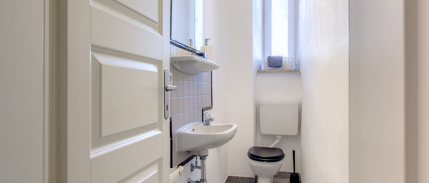 apartment München Gärtnerplatzviertel 01 guest toilet 1590