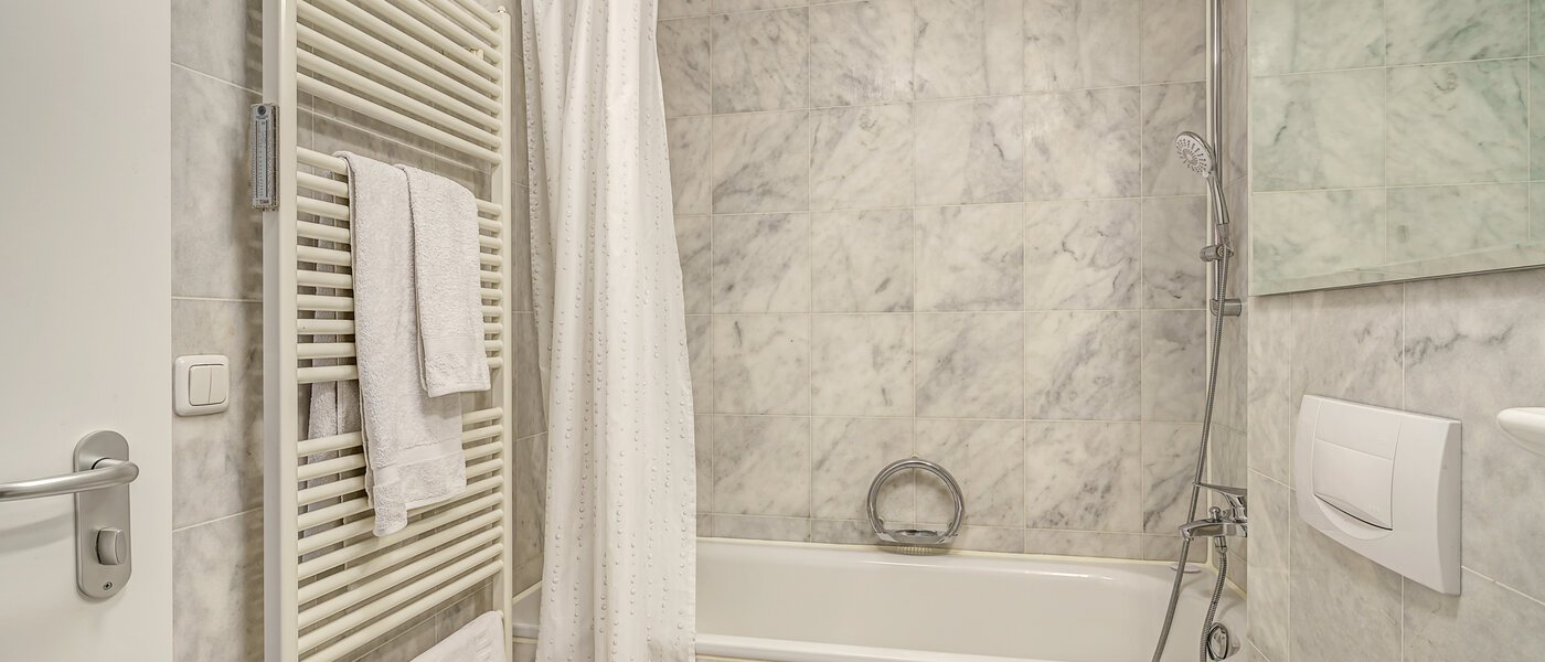 apartment München Lehel 02 bathroom 1615