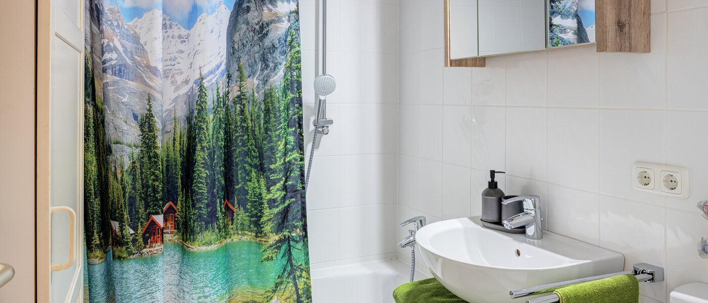 apartment München Schwabing (links der Leopoldstraße) 01 bathroom 1660