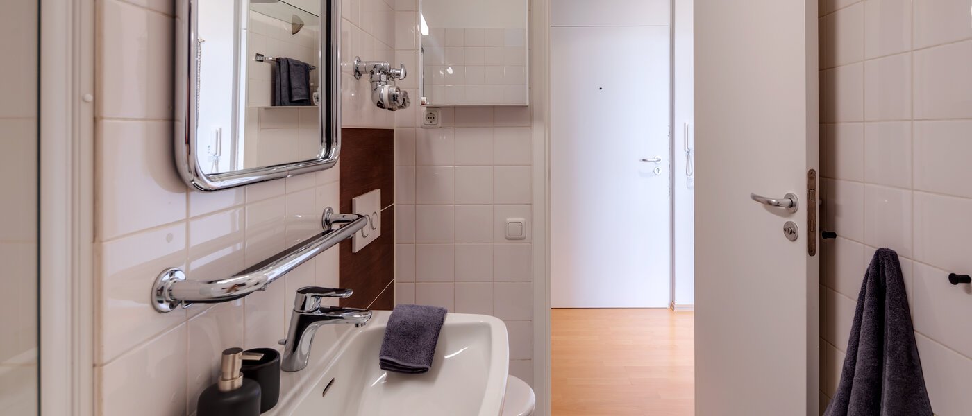 apartment München Schwabing-Nord (zw. Leopoldstraße & Englischen Garten) 02 bathroom 1739