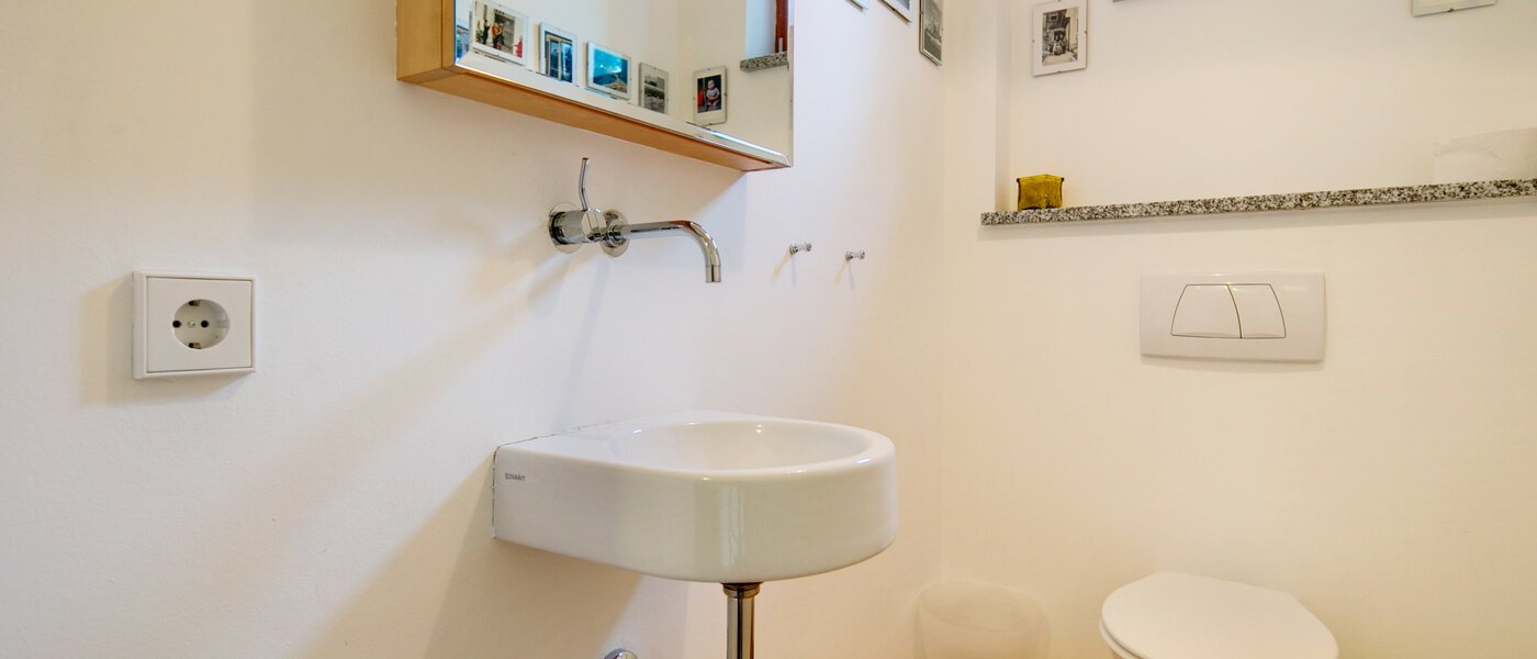 apartment München Großhadern 01 separate toilet 2051