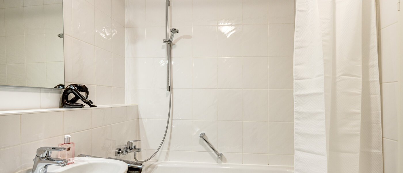 apartment München Johanneskirchen 01 bathroom 2079