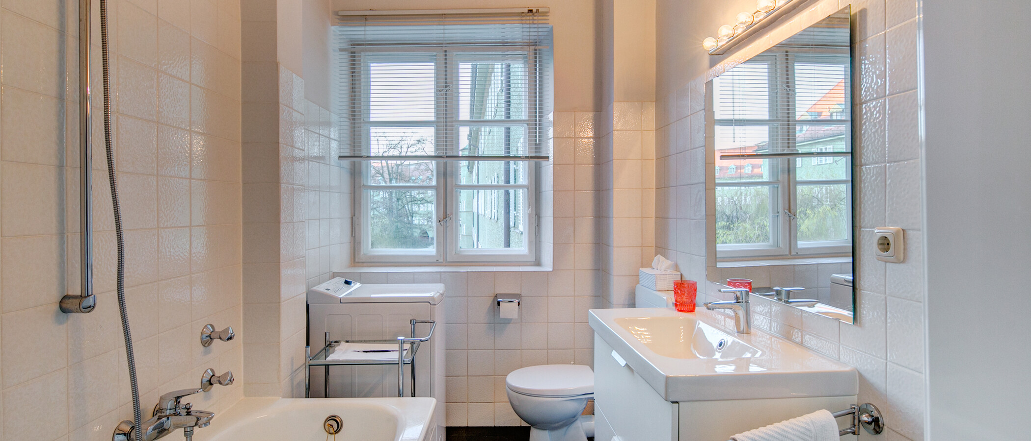 apartment München Moosach 01 bathroom 2354