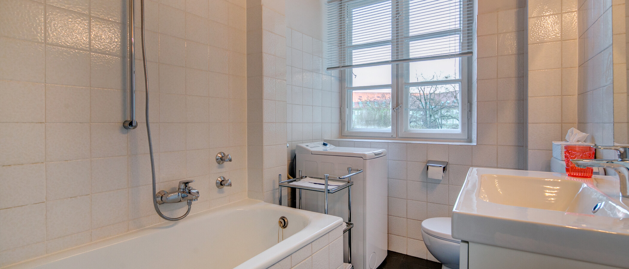 apartment München Moosach 02 bathroom 2354