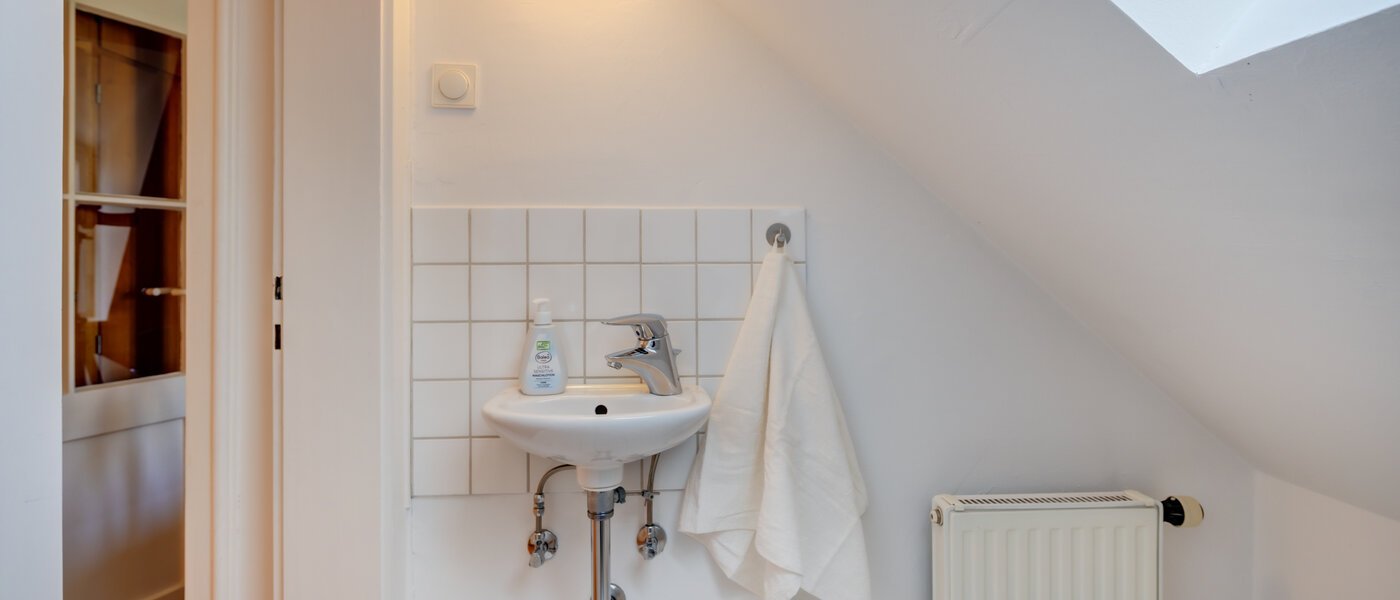 apartment München Solln 03 guest toilet 2378