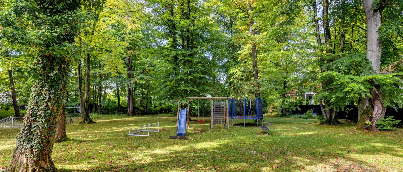 apartment München Harlaching 01 communal garden 2673