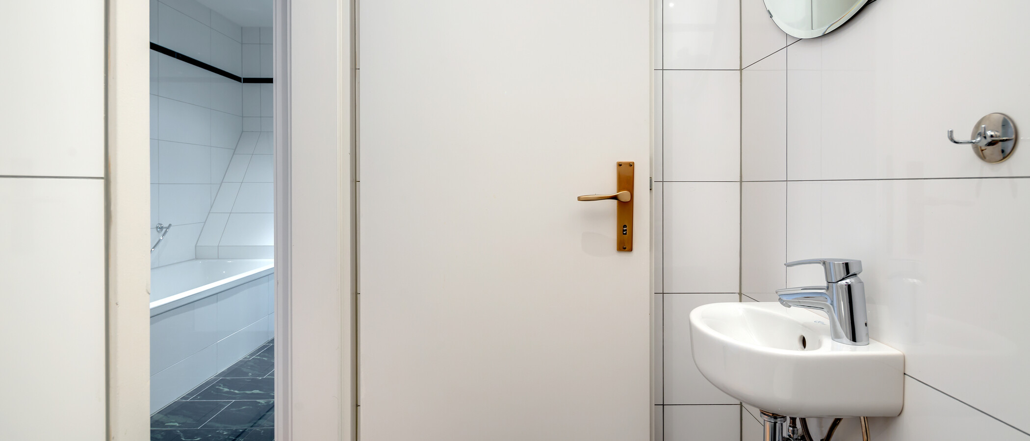 roof terrace apartment München Lehel 02 guest toilet 2849