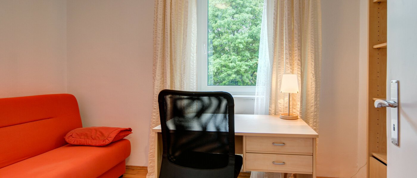 apartment München Schwabing-Nord (zw. Leopoldstraße & Englischen Garten) 02 Workspace/Guestroom 3091