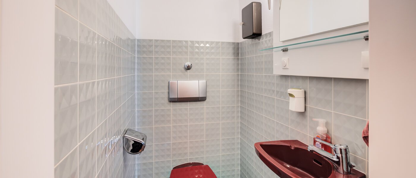 apartment München Harlaching 01 guest toilet 3096