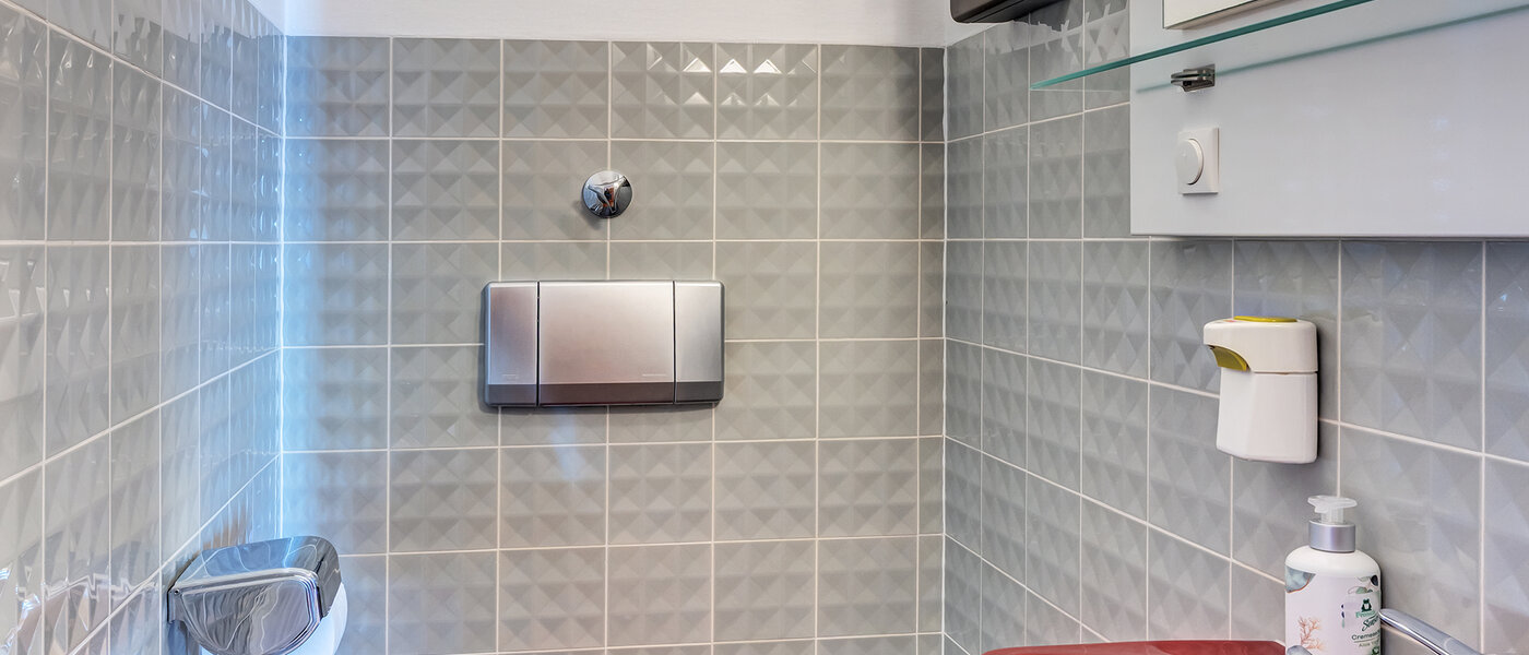 apartment München Harlaching 01 guest toilet 3096