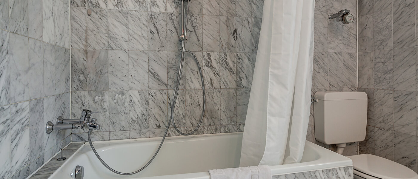 attic apartment München Zentrum 01 bathroom 3130