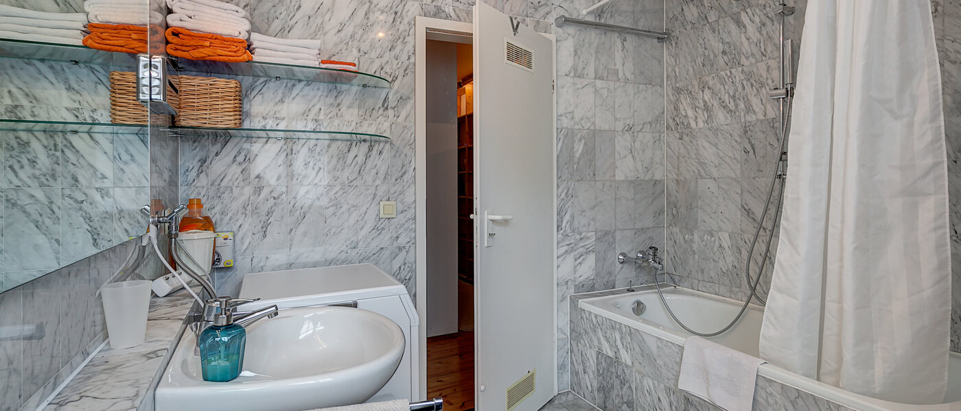 attic apartment München Zentrum 04 bathroom 3130