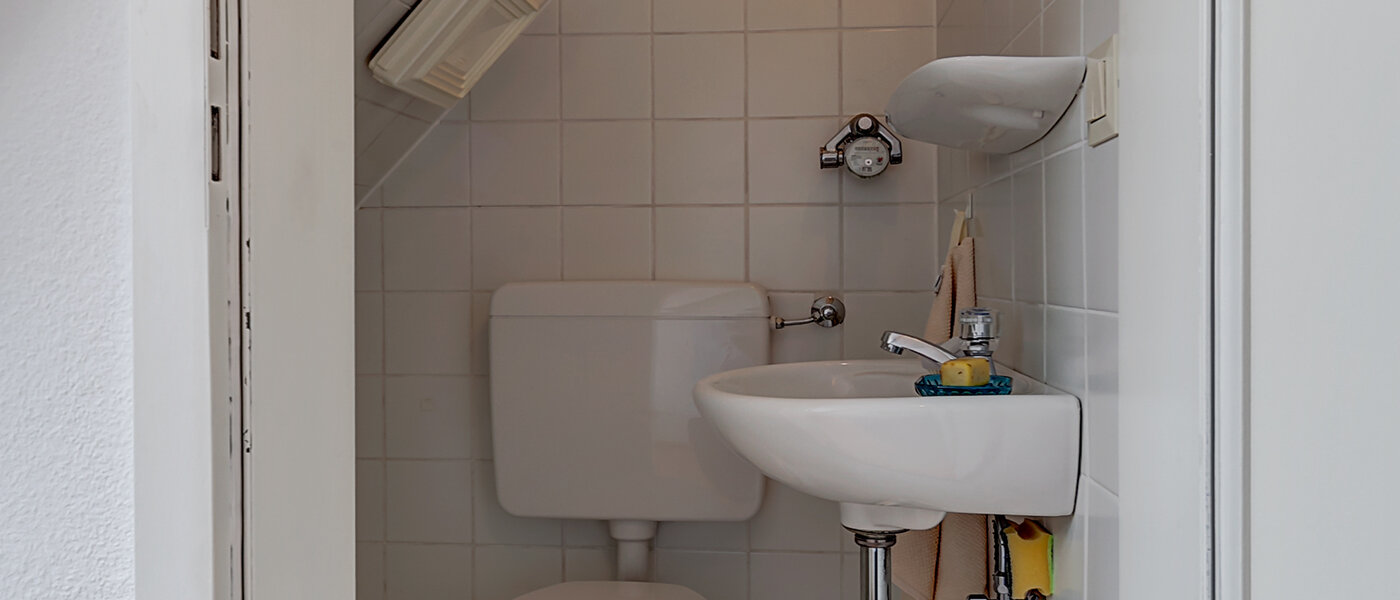 attic apartment München Zentrum 01 guest toilet 3130