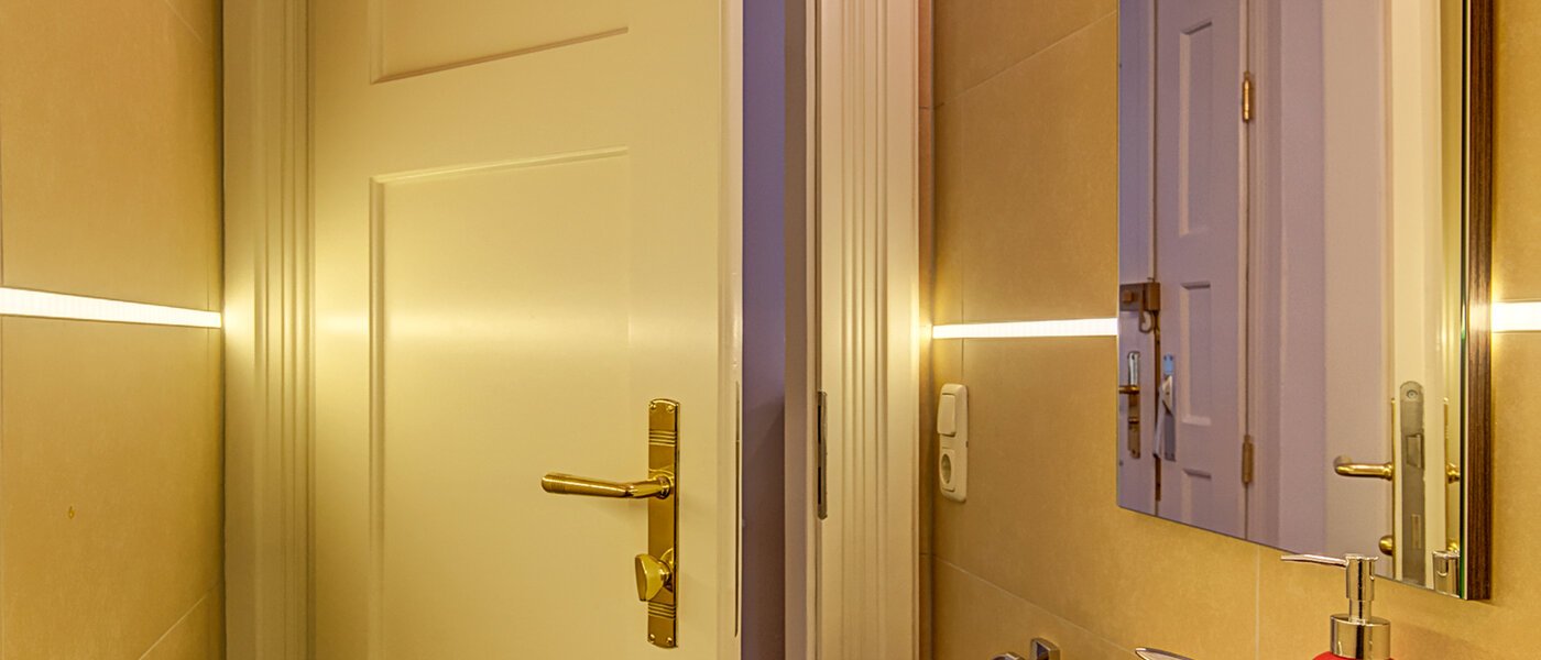 apartment München Neuhausen 02 guest toilet 3428