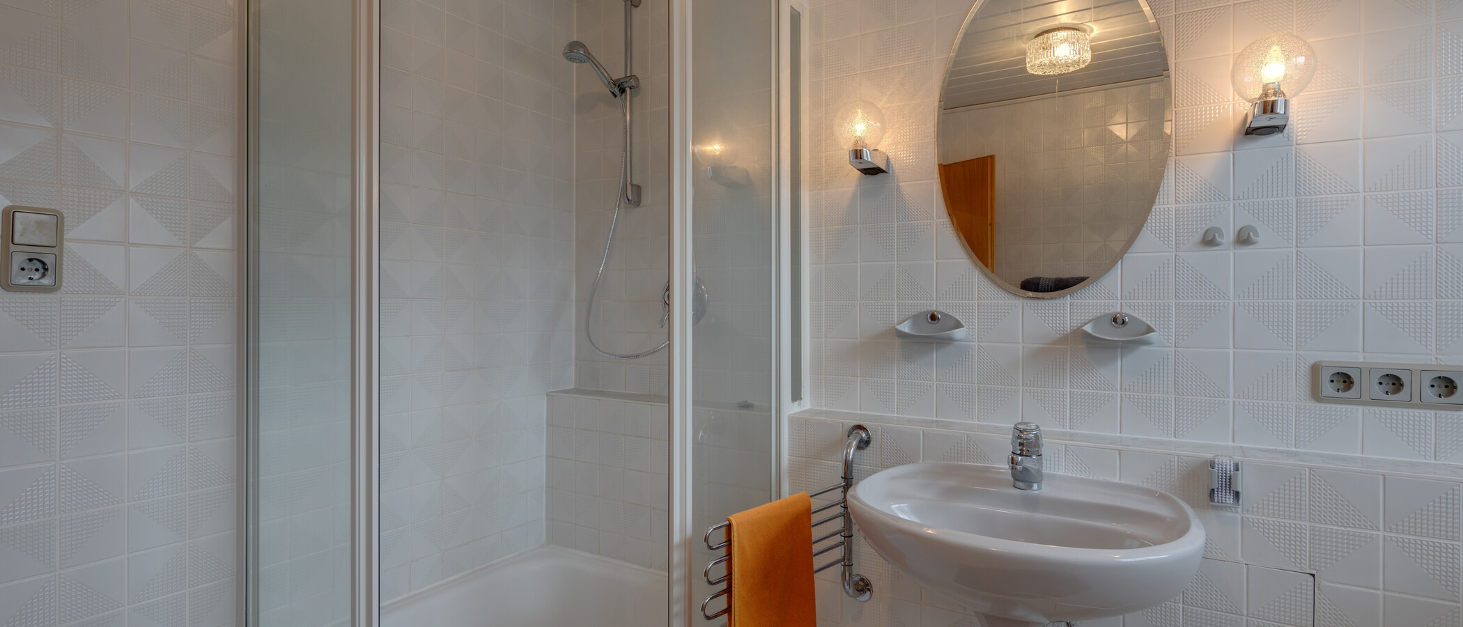 attic apartment Ismaning 01 bathroom 3466