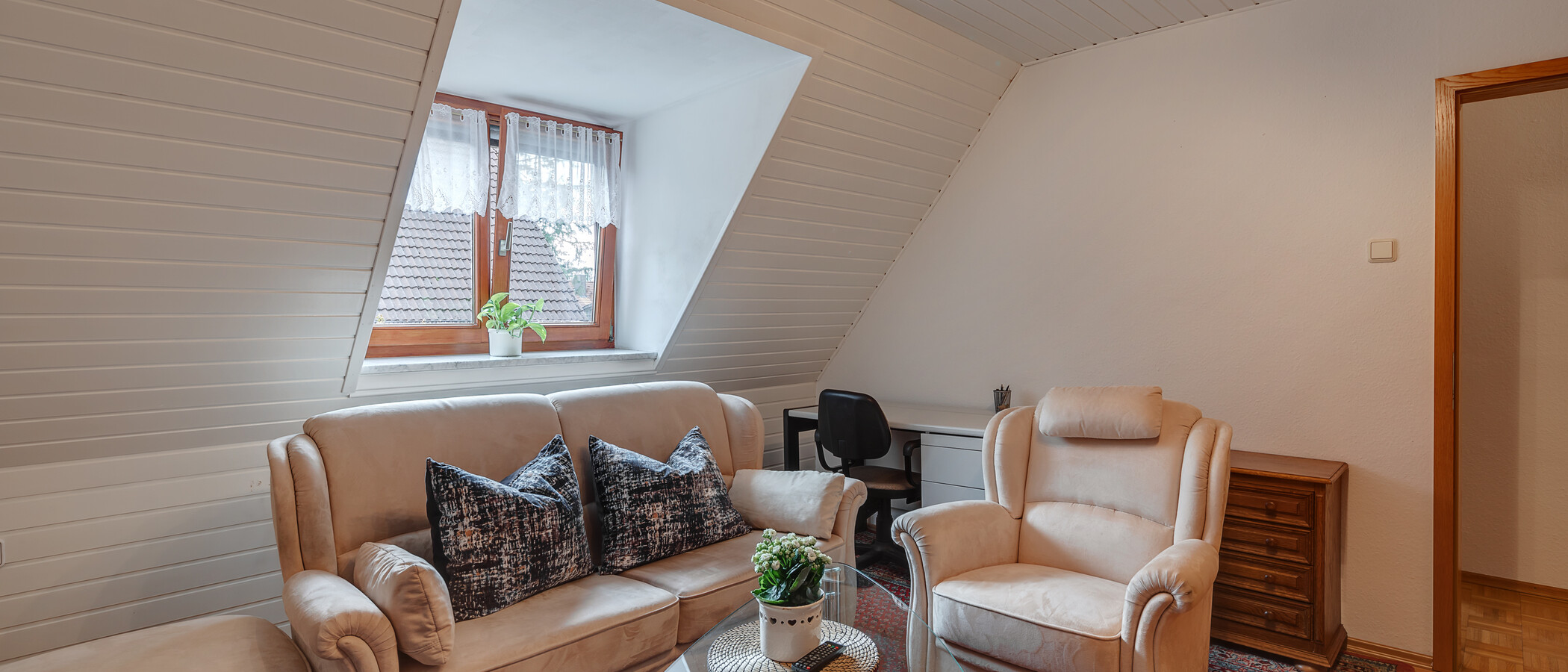 attic apartment Ismaning 01 living room 3466