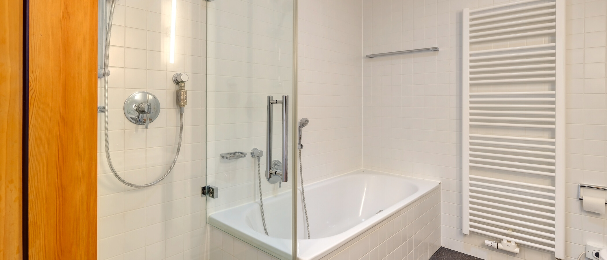 apartment with garden 	 München Harlaching 01 bathroom 4247