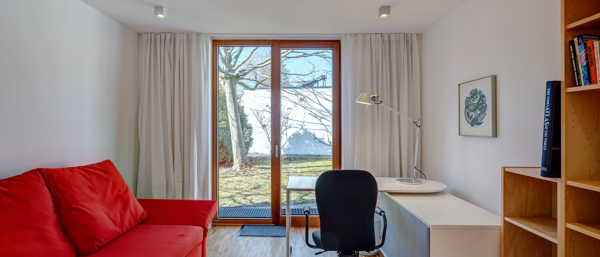 apartment with garden 	 München Harlaching 01 Workspace/Guestroom 4247