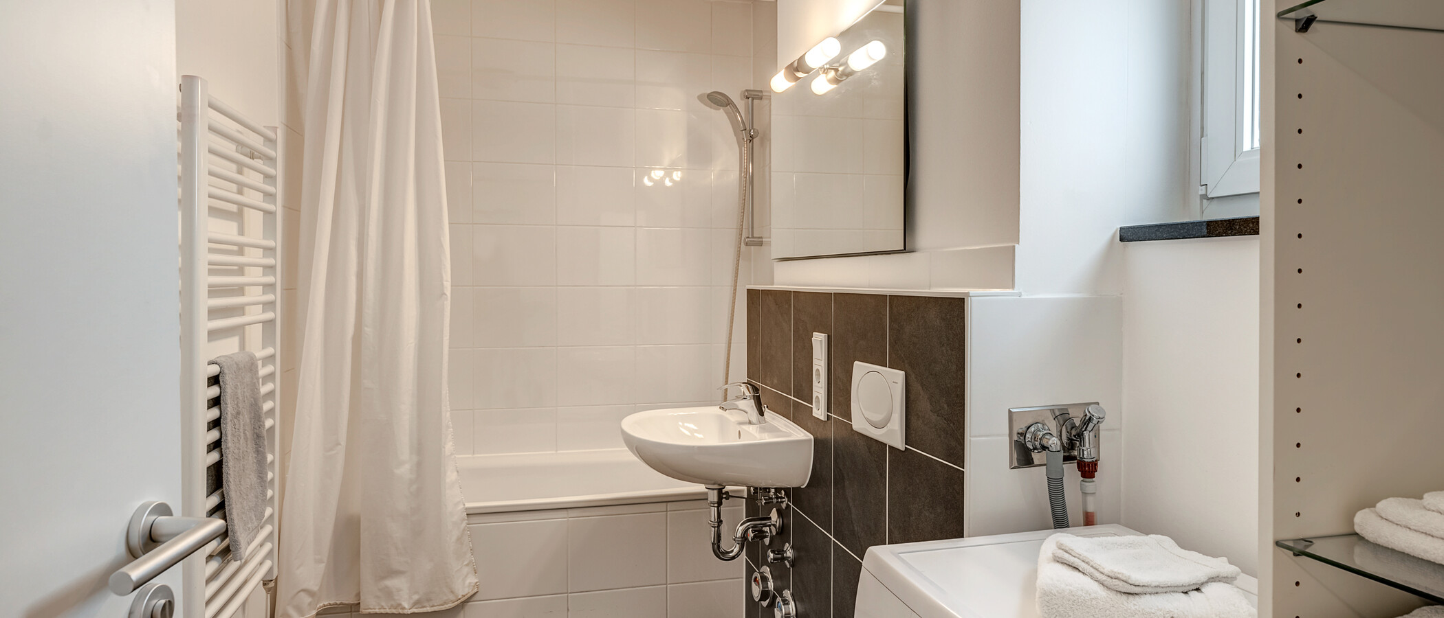 apartment with garden 	 München Schwanthalerhöhe 01 bathroom 4454