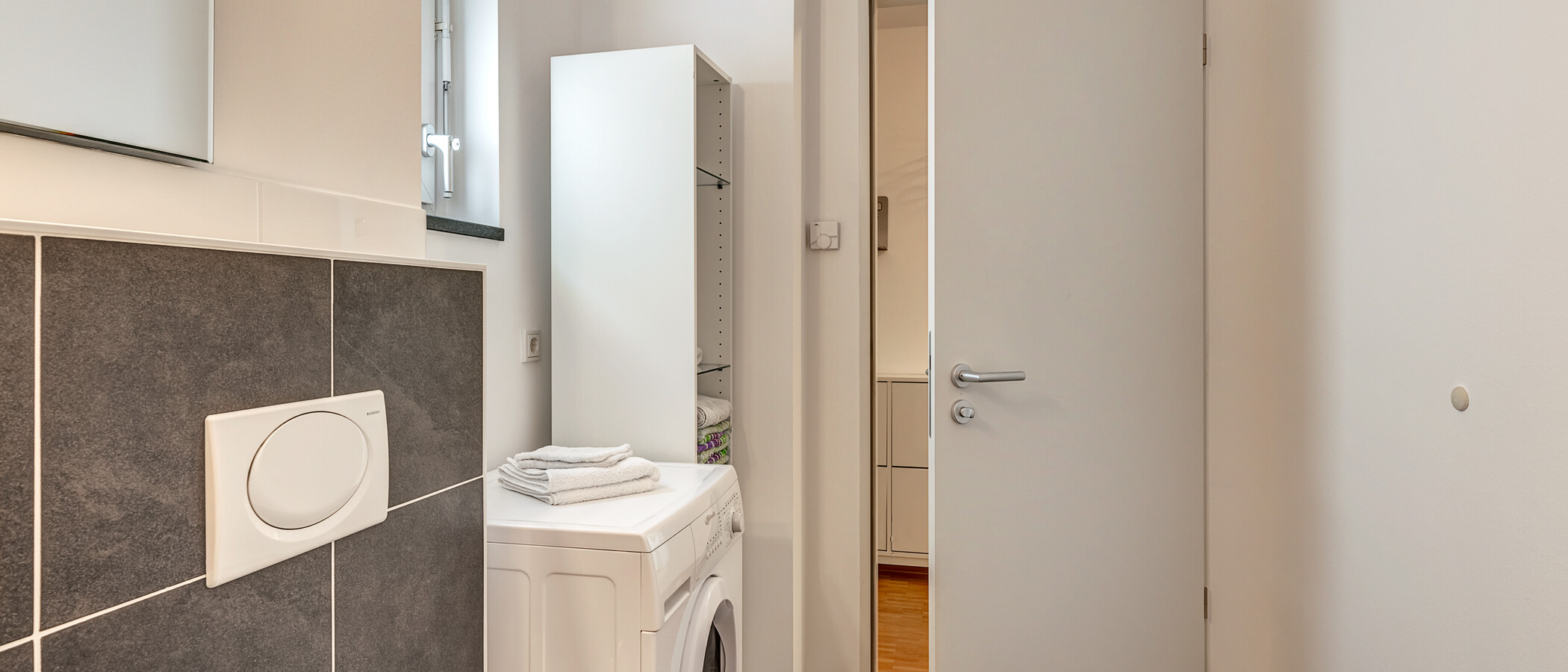 apartment with garden 	 München Schwanthalerhöhe 02 bathroom 4454
