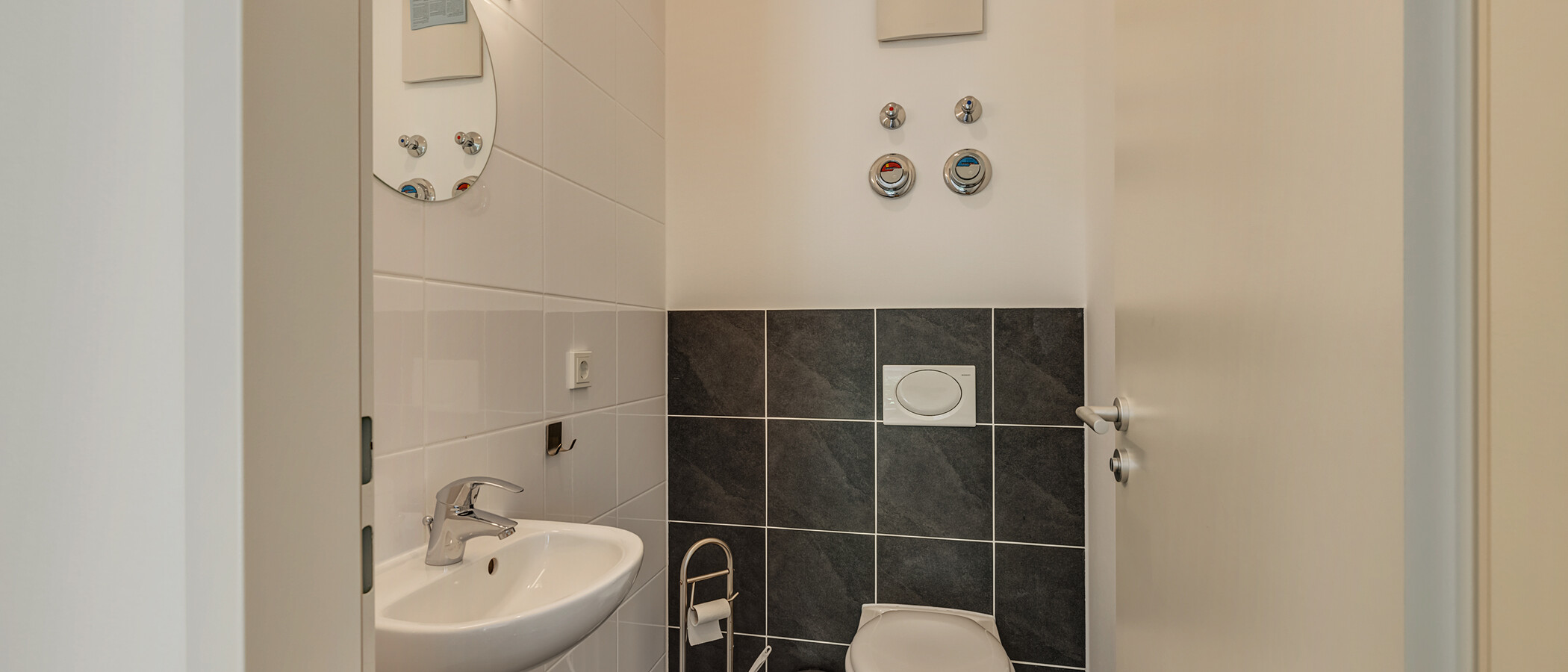apartment with garden 	 München Schwanthalerhöhe 01 guest toilet 4454