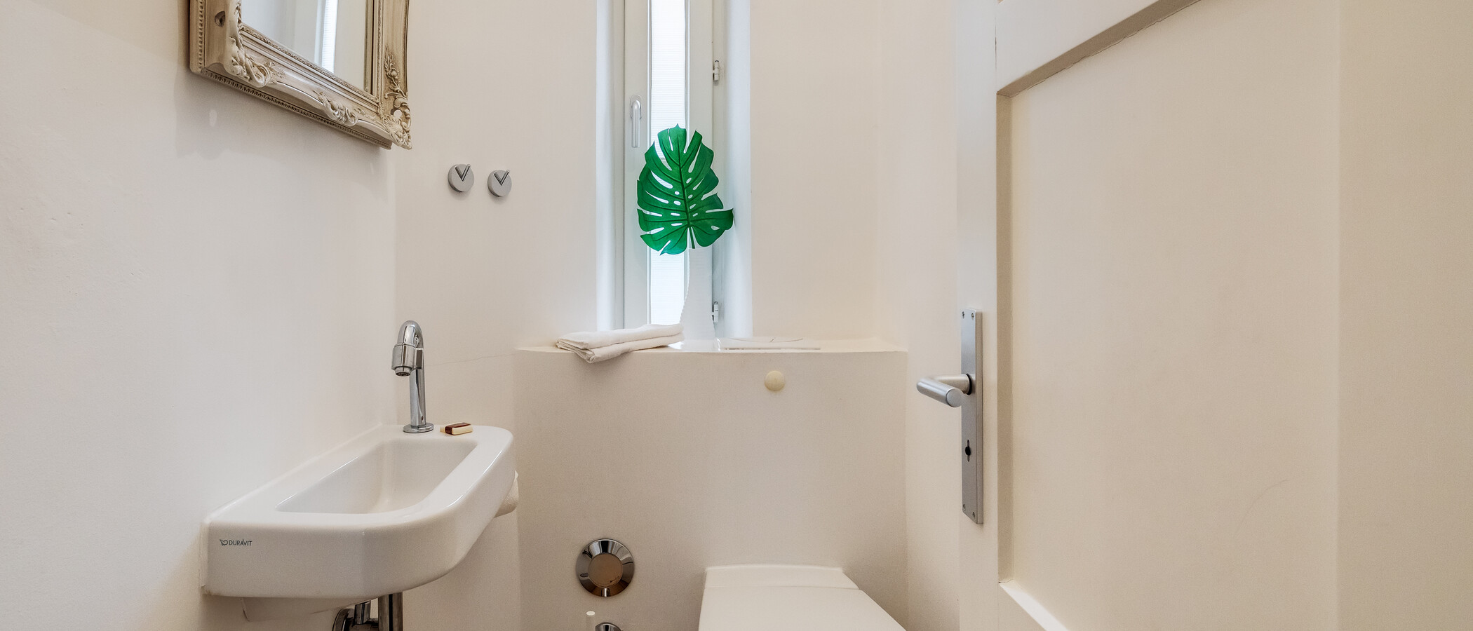 apartment München Altstadt 01 guest toilet 4459