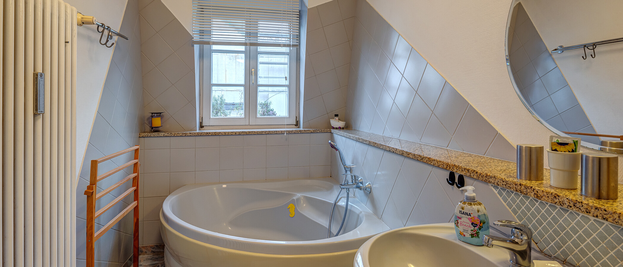 attic apartment München Giesing 01 bathroom 4477