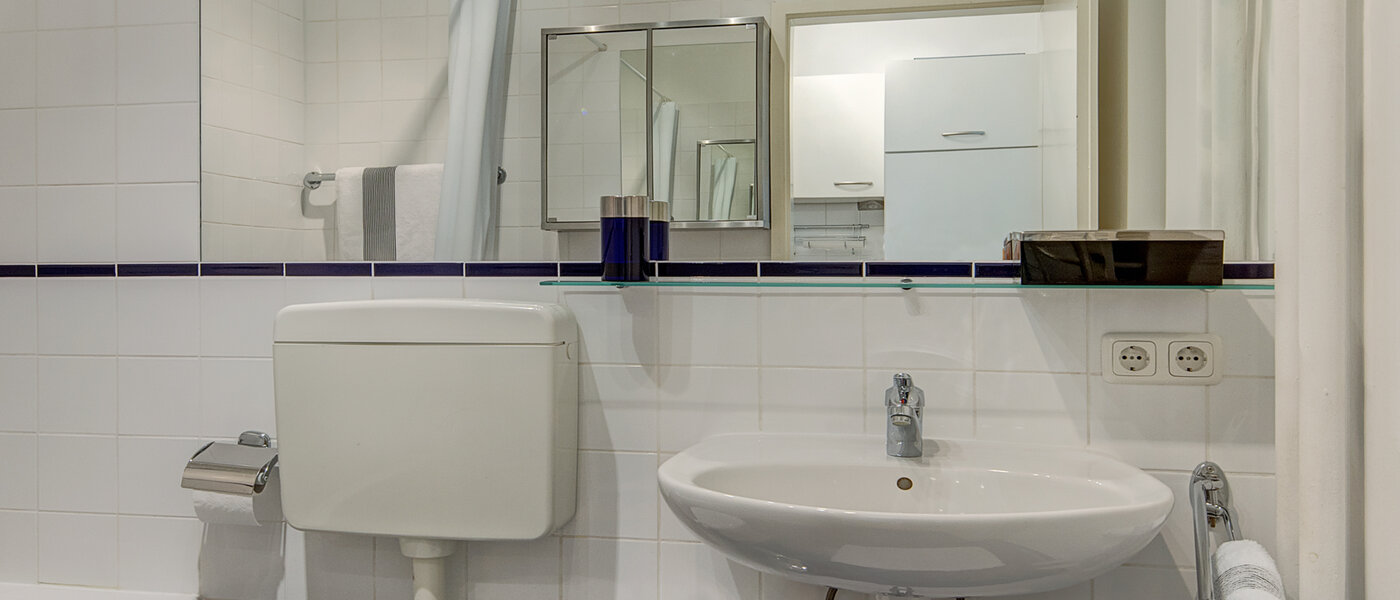 apartment München Schwabing-West (rund um den Hohenzollernplatz) 03 bathroom 4507