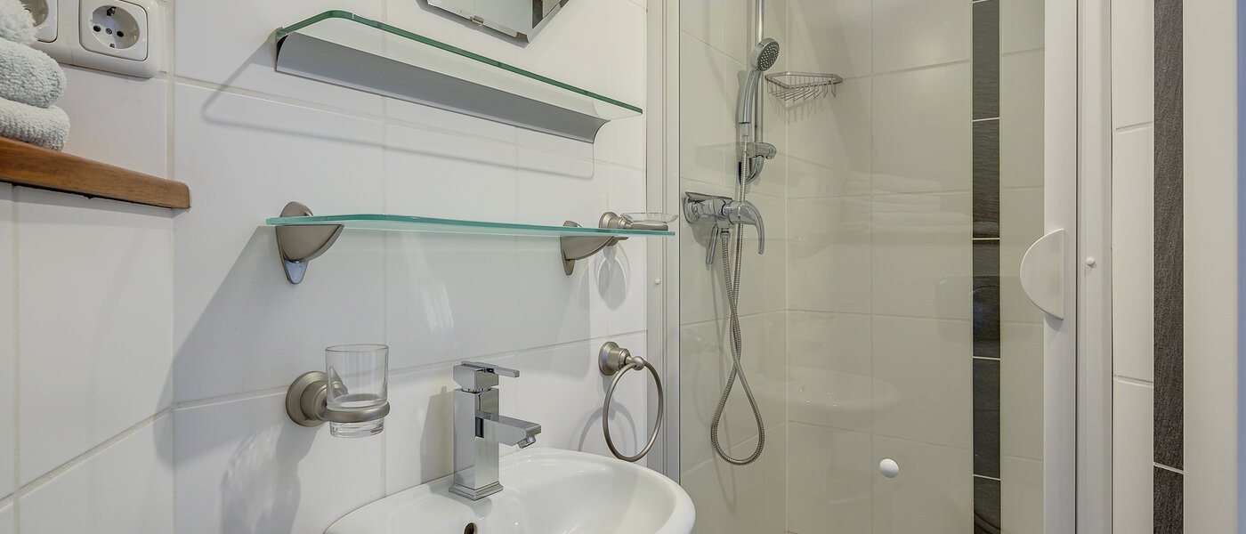 attic apartment Unterföhring 01 bathroom 4788