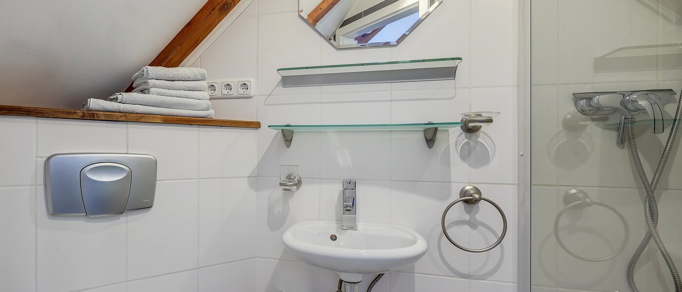 attic apartment Unterföhring 02 bathroom 4788