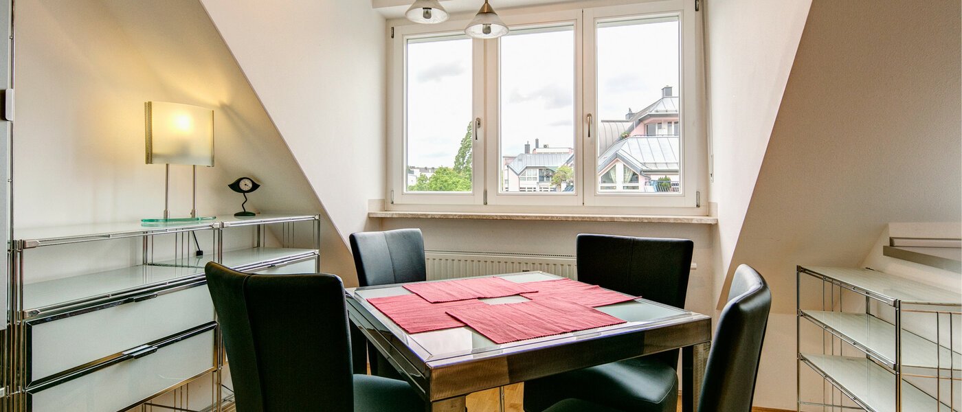 attic apartment München Neuhausen 01 dining 4811