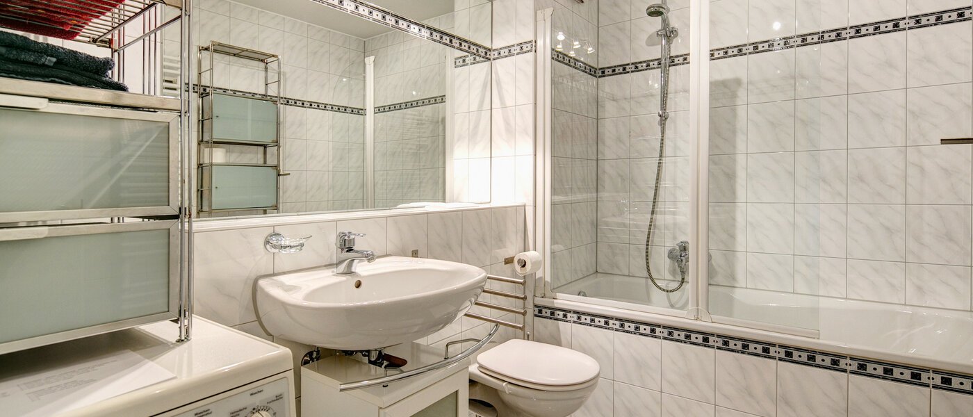 attic apartment München Neuhausen 01 bathroom 4811