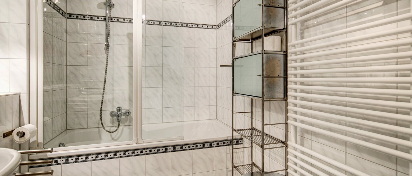 attic apartment München Neuhausen 02 bathroom 4811