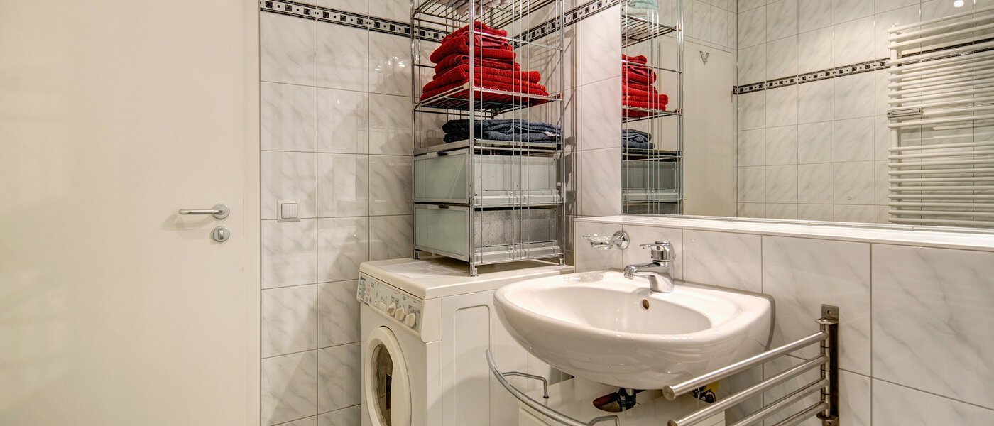 attic apartment München Neuhausen 03 bathroom 4811