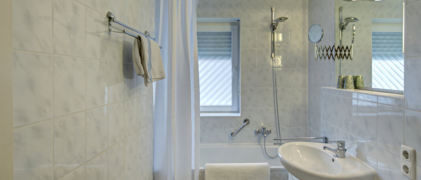 apartment München Obermenzing 01 bathroom 4944